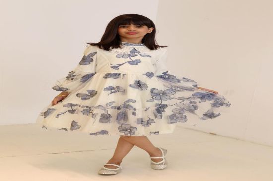 صورة فستان بيج تل بربطة العنق المزينه بالؤلؤ